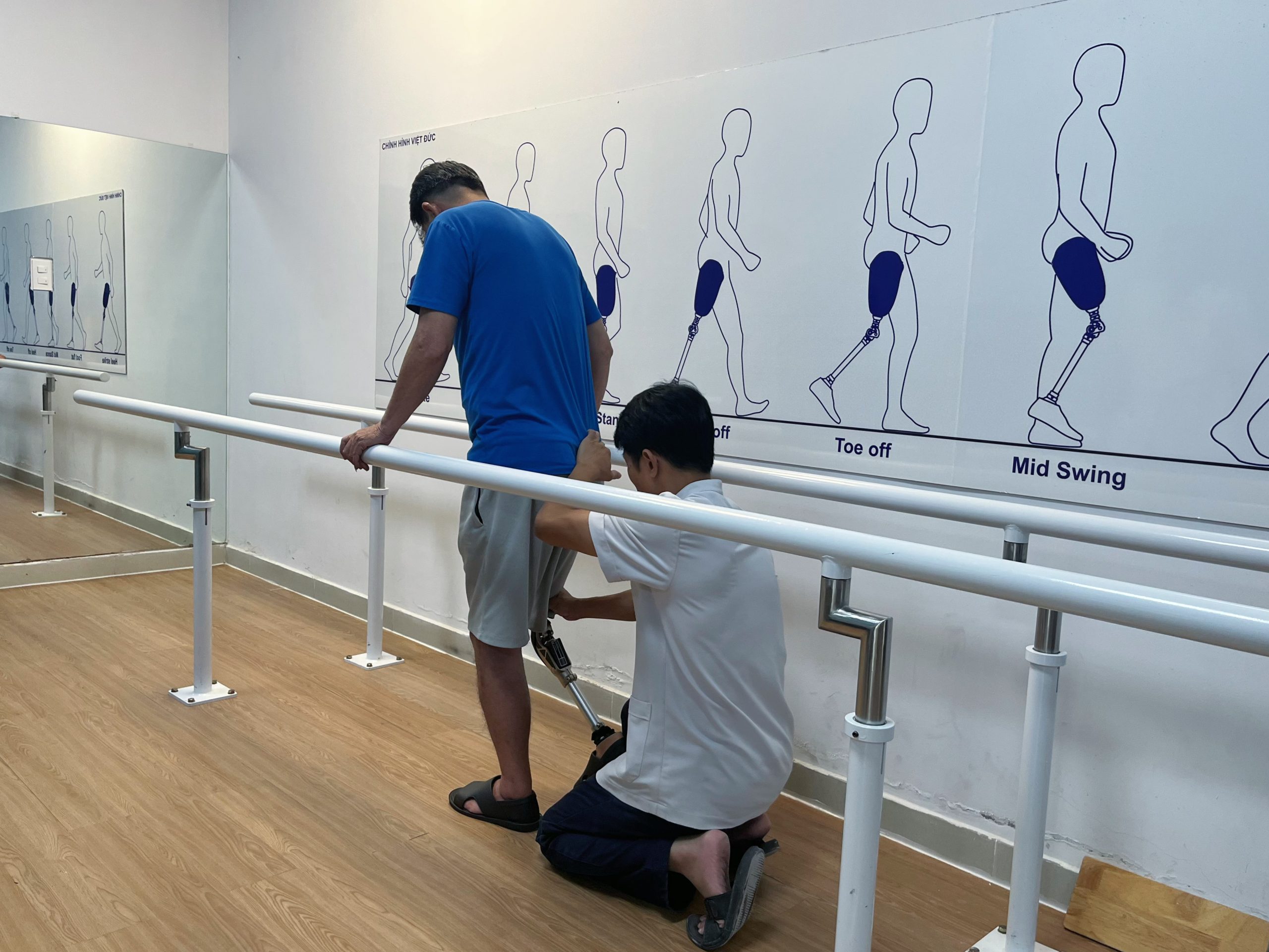 bài tập đi chân giả trên gối