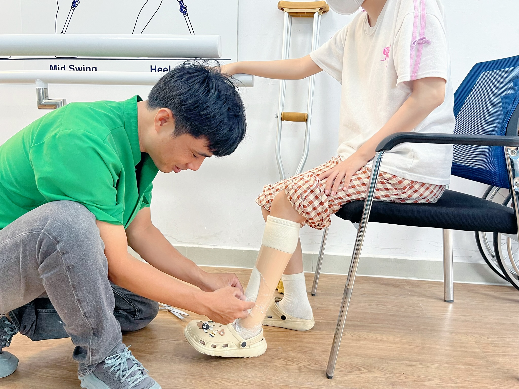 chân giả phần bàn Hồ Chí Minh
