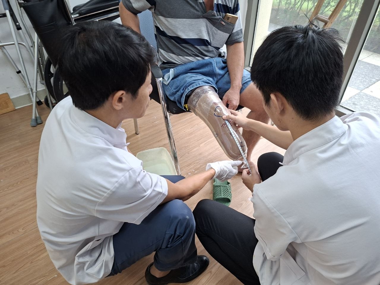 lắp chân tay giả có được bảo hiểm y tế chi trả không