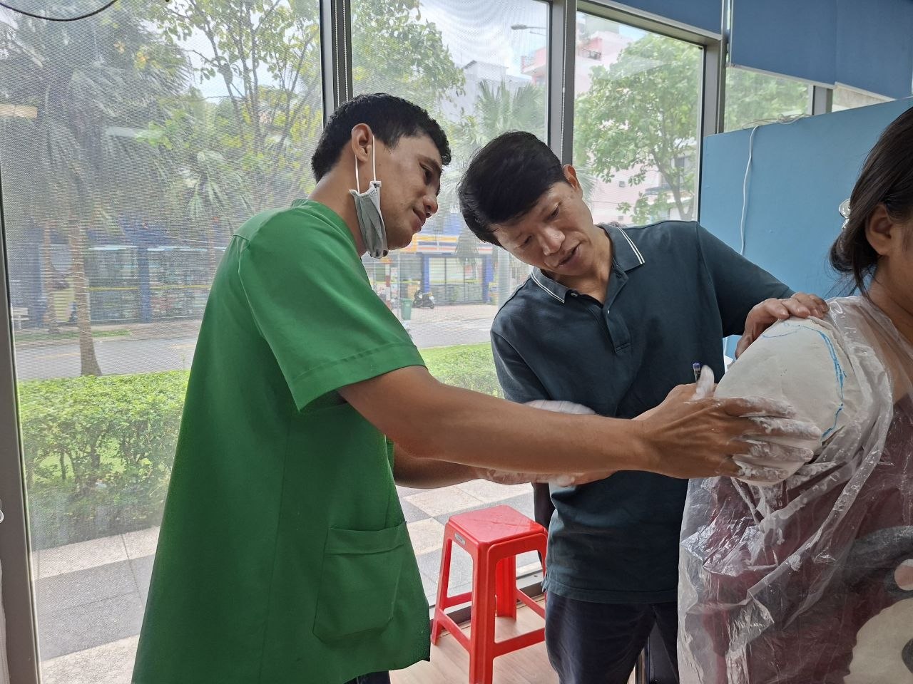 lắp tay giả thẩm mỹ