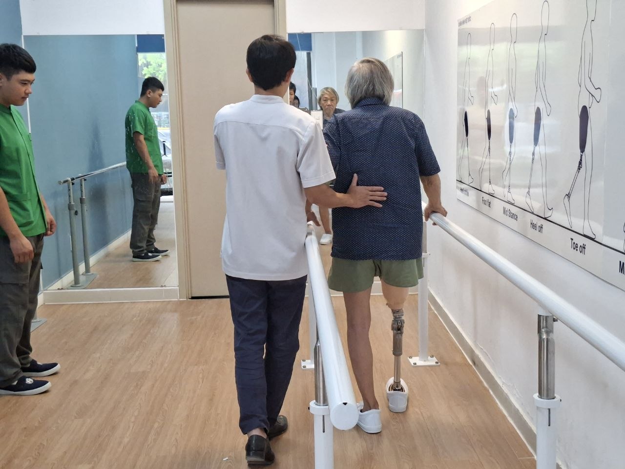 hướng dẫn tập đi chân giả trên gối